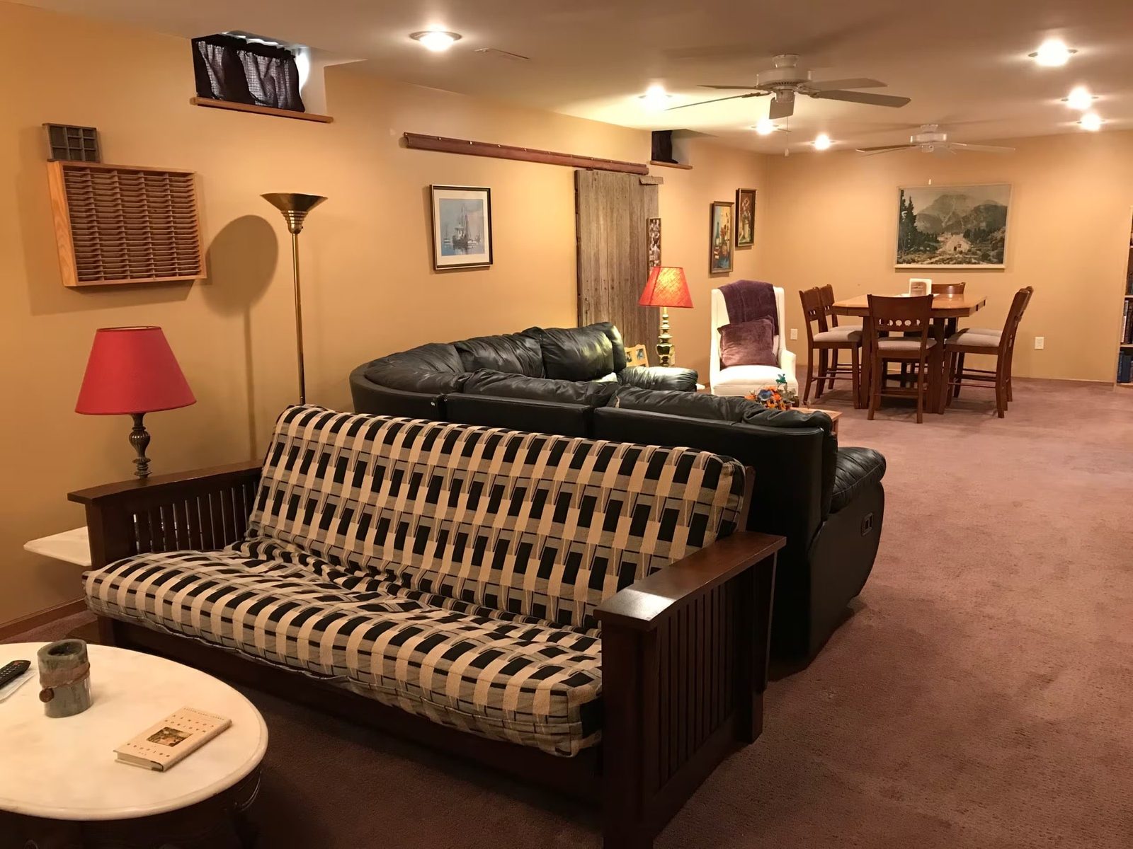 Spacious private guest suite in Karen's Rock Island home
